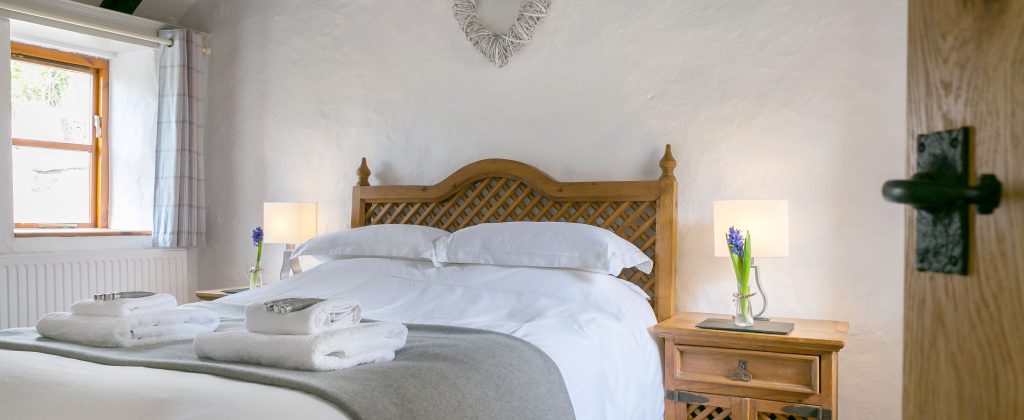 Tankey Lake Farm Teal Cottage Bedroom Header